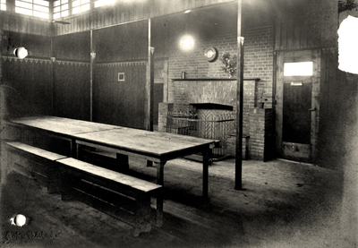 811644 Interieur van het Tehuis voor Daklozen (Laan van Chartroise) te Utrecht: conversatiezaal.N.B. Het tehuis was in ...